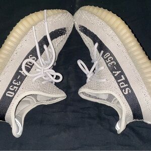 Adidas Yeezy Boost 350 V2 Size9 in good condition